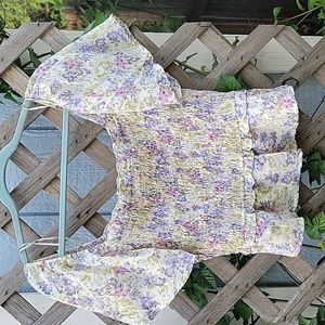 ASTR THE LABEL SMOCKED TOP IN IVORY LILAC FLORAL DESIGN, SIZE L
